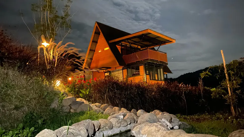 Villa Cipanas Puncak karya Sofwanland dengan atap pelana dan pemandangan pegunungan — foto 2